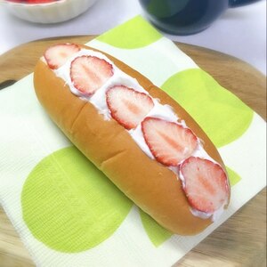 ロールパンで苺のフルーツサンド